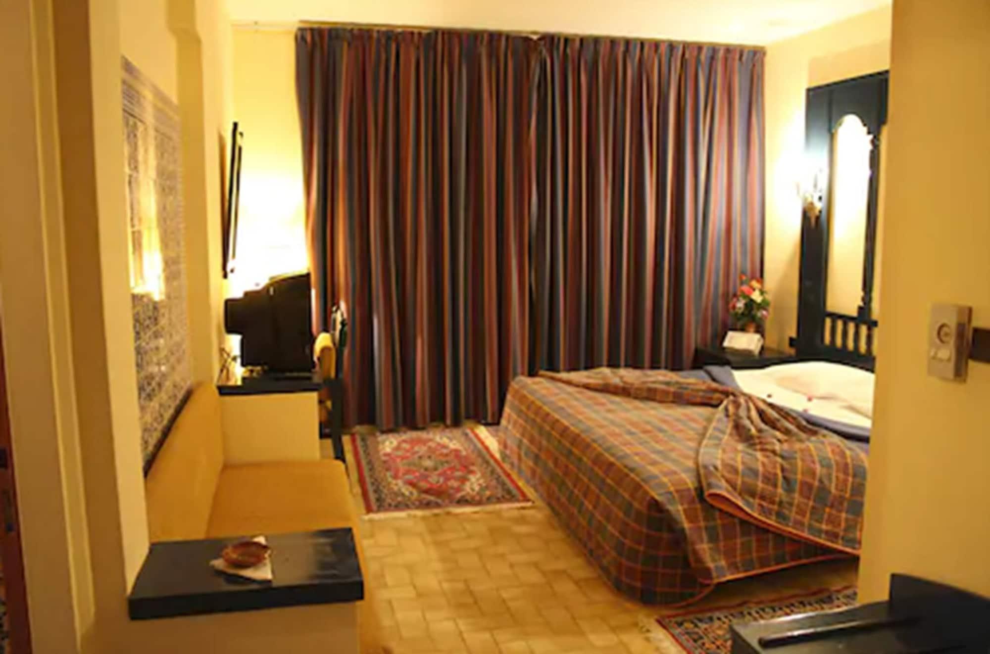 Rs Hotel Karam Palace 우아르자자테 외부 사진
